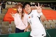恭喜，国足22岁小将留洋，加盟英超豪门，女友曝光，长相甜美，陪伴留洋